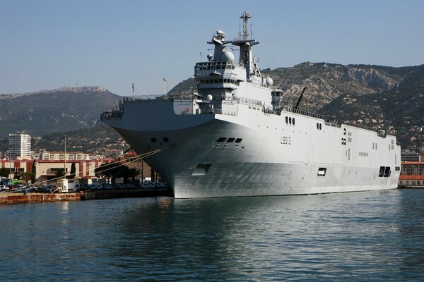 Énorme hélicoptère, vue de la mer