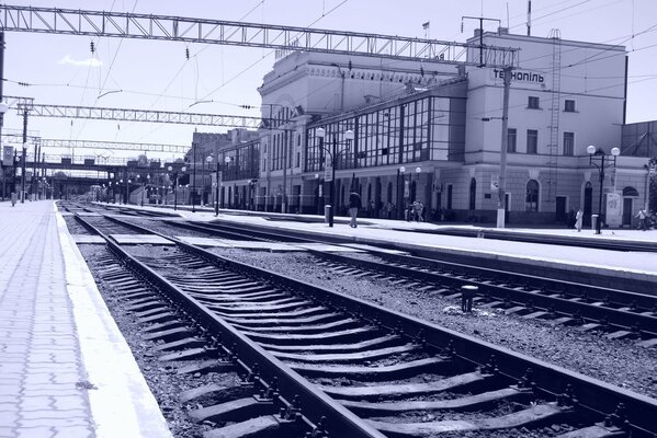 Der gleiche Bahnhof mit Schienen in der Ukraine