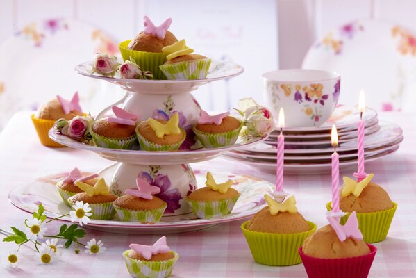 Mesa de postres. Cupcakes con velas