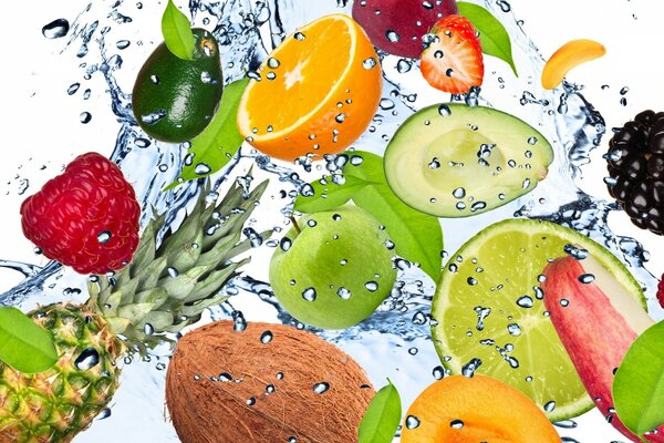 Fruta fresca en salpicaduras de agua
