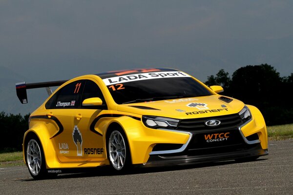 Voiture de sport jaune sur la route