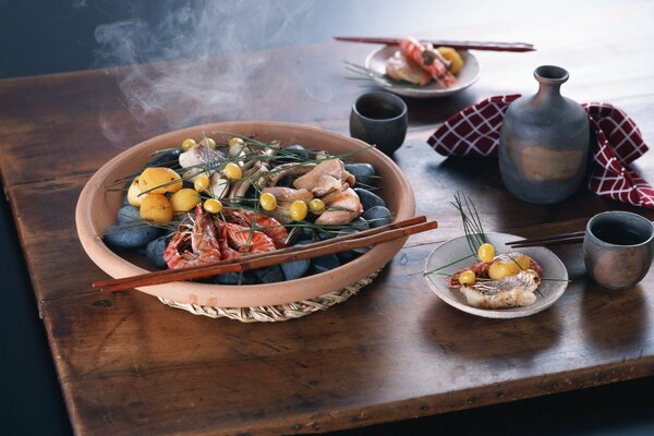 Plat chinois aux crevettes servi avec des baguettes et des bols