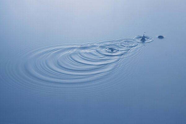 Gocce che cadono nell acqua blu