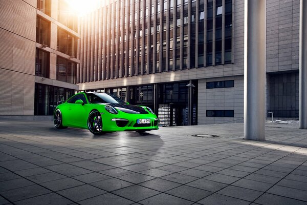 Grüner Porsche Carrera Sportwagen in der Stadt