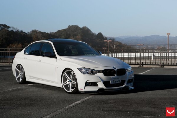 Bianco bmw Vossen tuning nello spazio aperto