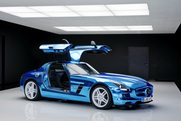 Автомобиль Mercedes-Benz АМГ в цвете синий металлик