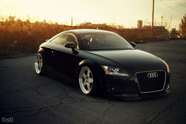 Noir Audi tt au coucher du soleil