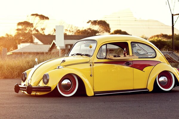 Foto retro de folswagen de color amarillo en la estepa