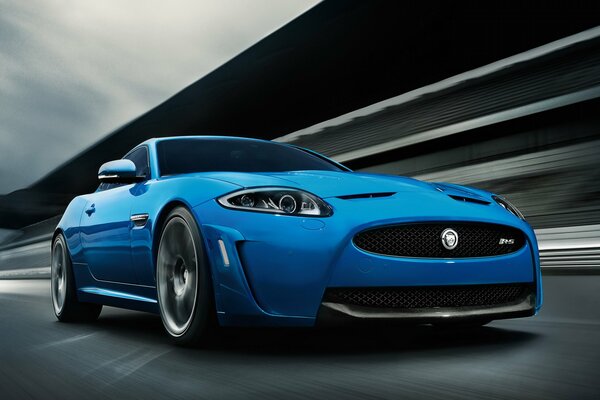 Der Jaguar xkr -s bewegt sich auf der Straße