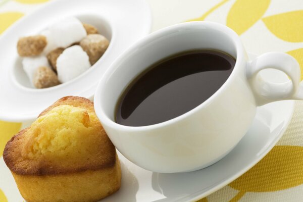 Tazza di caffè con muffin e dolci