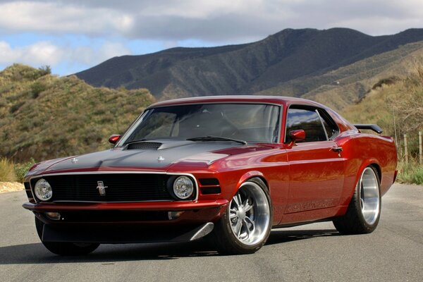 Ford mustang sur la route dans les montagnes