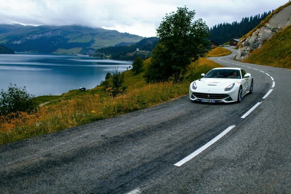 Viaje por lugares pintorescos en un automóvil extranjero blanco