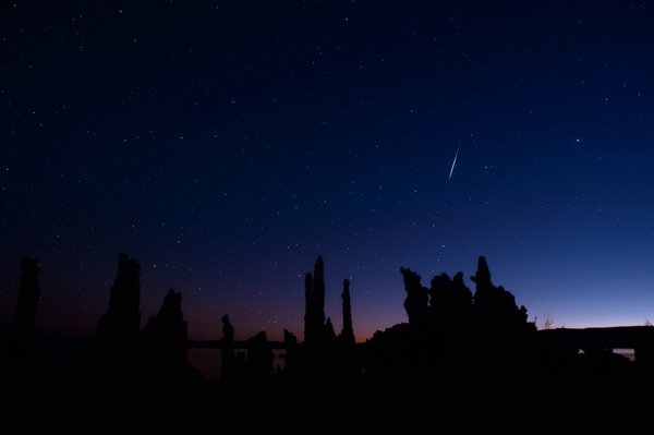 Noche y estrellas meteoro silencio