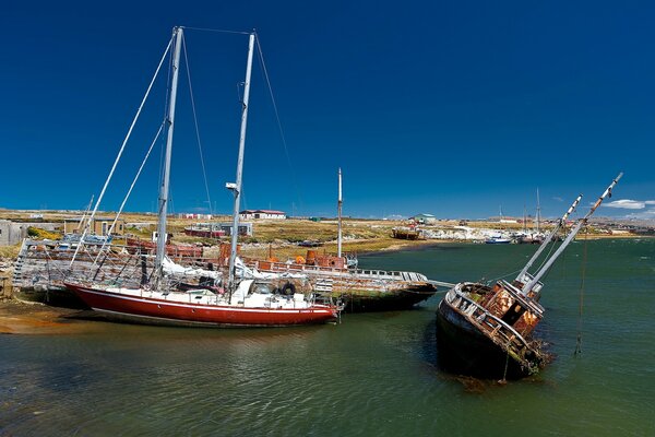 Viele Boote stehen am Meer