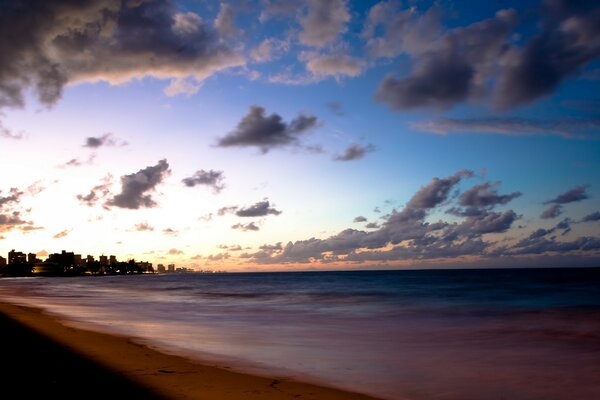 La orilla del mar en la noche y hermosas nubes