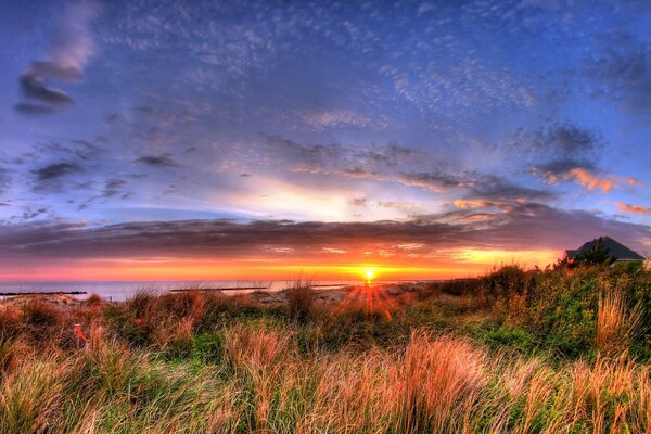 Ciel coucher de soleil sur la côte