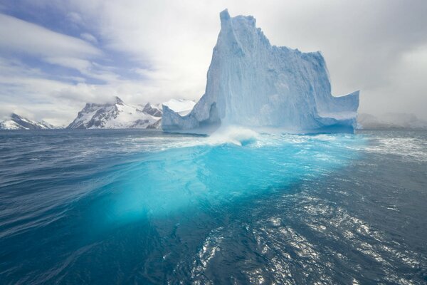 Iceberg azul helado en el agua