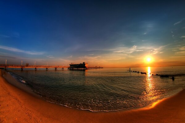 Coucher de soleil sur la plage de sable