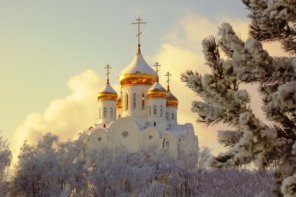 Templo en la nieve en invierno