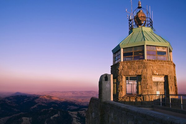 Una torre su un alta collina si trova su una scogliera