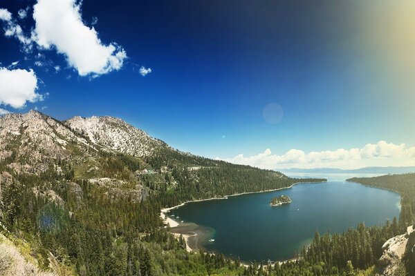 Paysage de lac entre les montagnes et les forêts