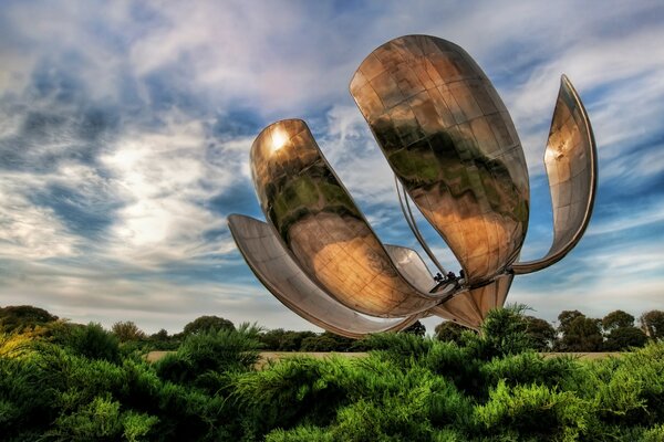 Radar di rame in campo verde