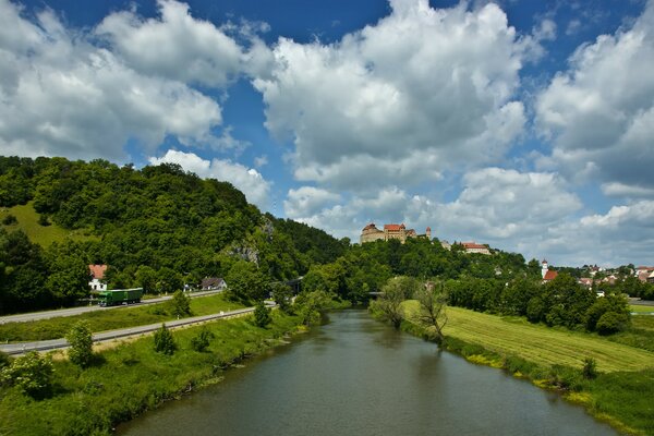 Un río en Alemania y un castillo en Harburg