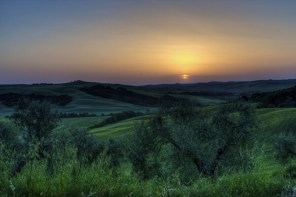 Coucher de soleil sur la plaine verte italienne