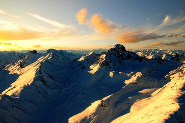 Tôt le matin dans les montagnes enneigées