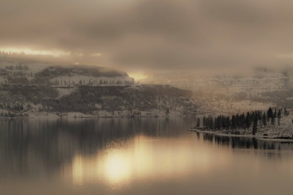 Прекрасный пейзаж озера в туманное утро