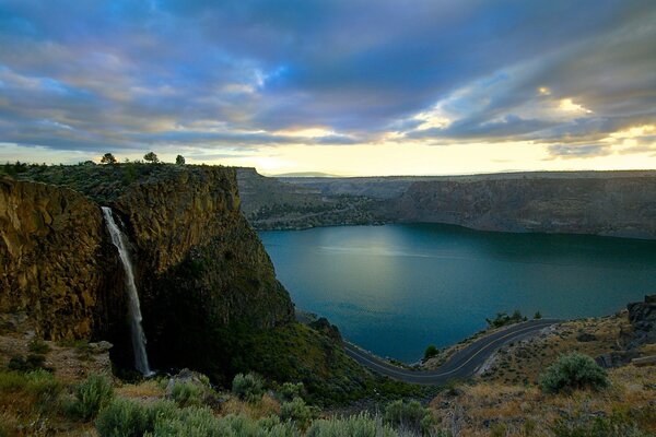 Cascata in un altopiano roccioso sulla riva del Lago