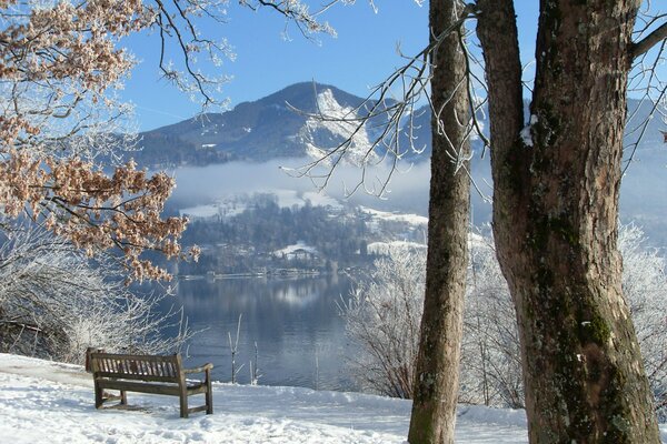 Panchina di fronte alle montagne innevate