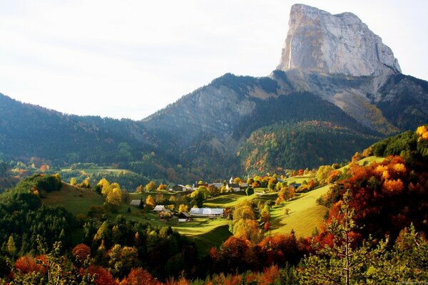 Paesaggio autunnale di montagne e villaggi