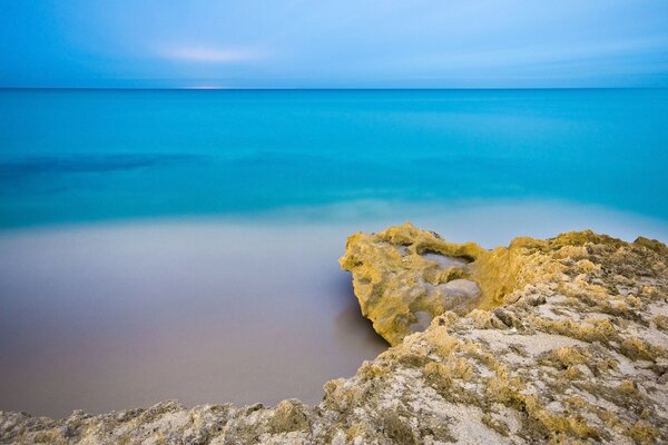 Playa rocosa y mar azul