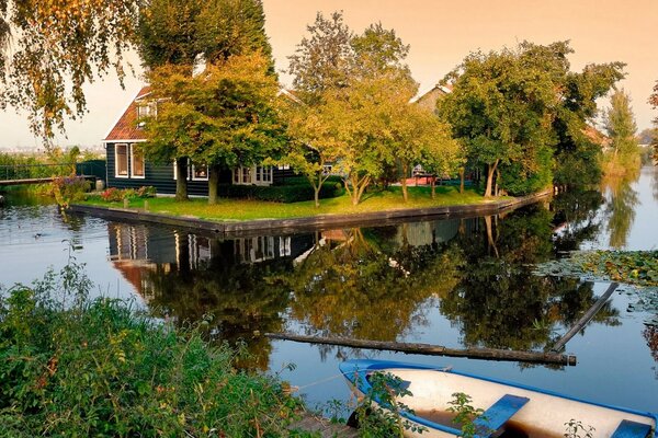 Casa en una isla entre un estanque