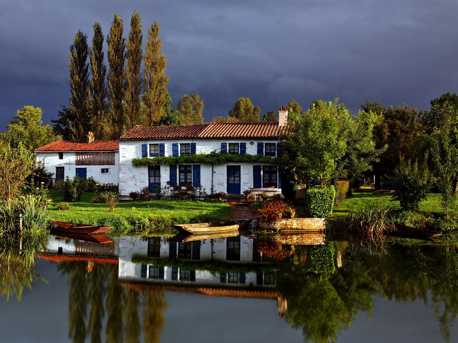 casa barca cielo alberi