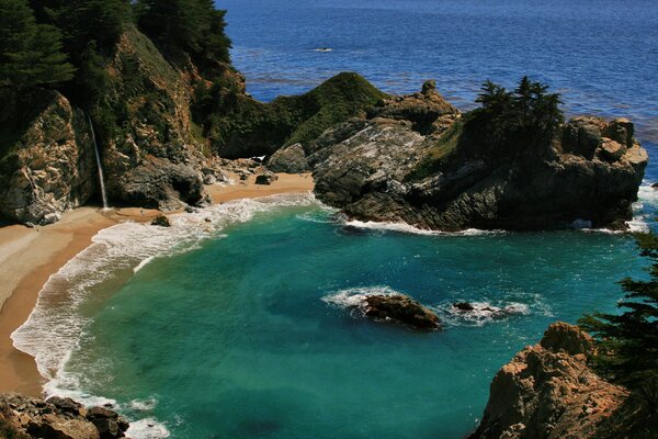 Bahía y costa isla desierta