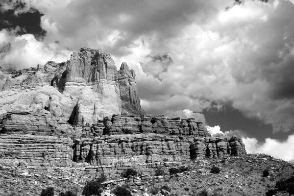 Schwarze und weiße Felsen mit Wolken