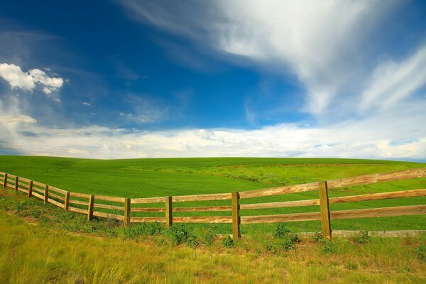 Zaun im Washingtoner Feld mit Blick auf den Himmel