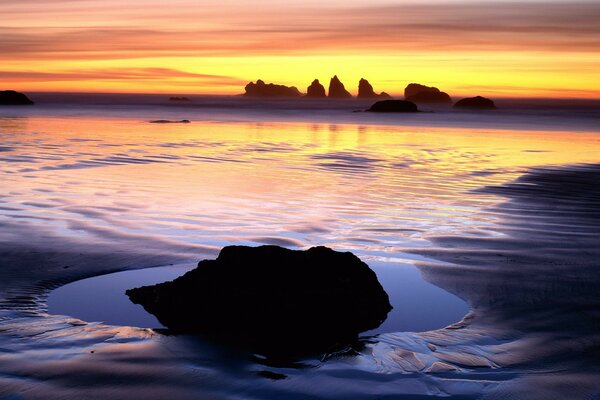 Reflexion der Wolken im Meer mit Wellen