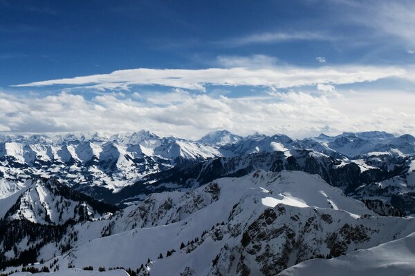 Alpejskie góry ze śniegiem na szczytach