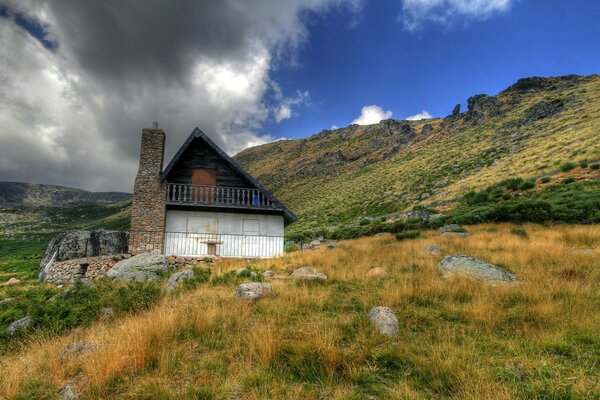 The lonely dwelling of a recluse in the mountains