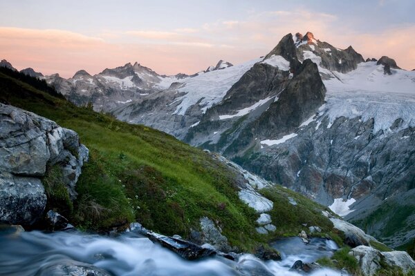 Les montagnes couvertes d herbe sont couvertes de neige