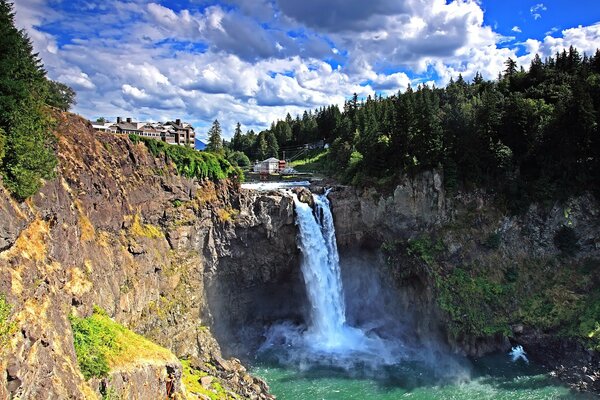 Außergewöhnlicher Blick vom Schloss auf den ruhigen Wald mit einem Wasserfall