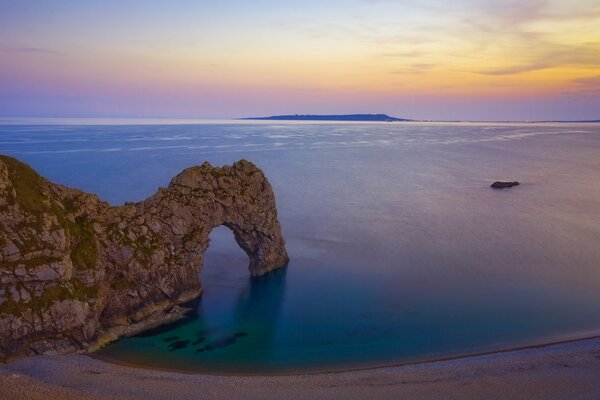 El arco de un montón de piedras, de pie en el agua se ve hermoso en el cielo