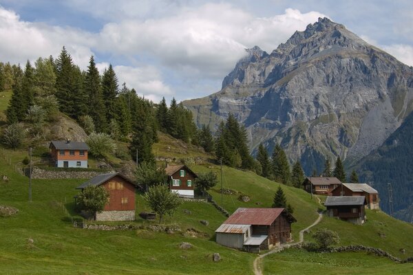 Dorf im Hintergrund der Berge. schöne Landschaft