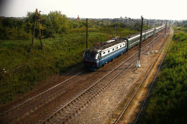 Il treno ferroviario si muove rapidamente