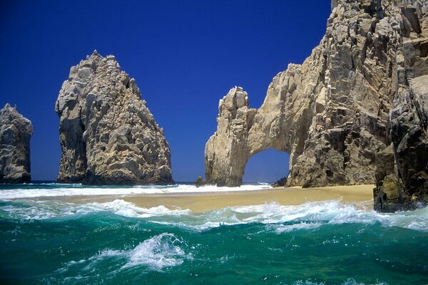 Rocce del mare e cielo blu