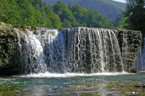 Cascada. bosque. lago. paisaje