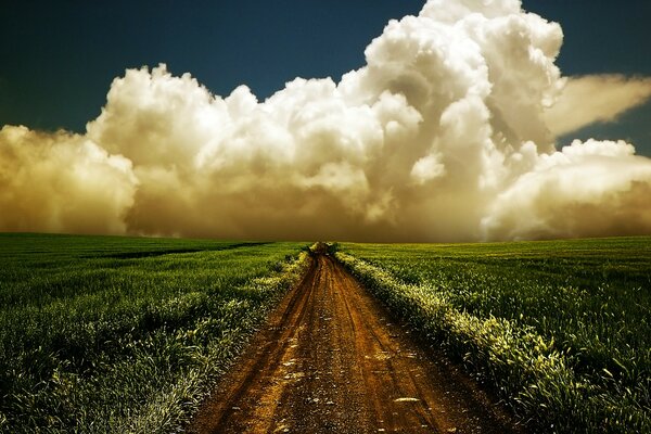 Strada nel campo con le nuvole